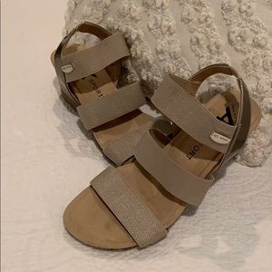 $5 Anne Klein Sport Tan/Gold Women’s Sandals Sz 9